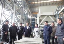 北京仁創(chuàng)集團秦升益蒞臨銀馬免燒磚機指導工作